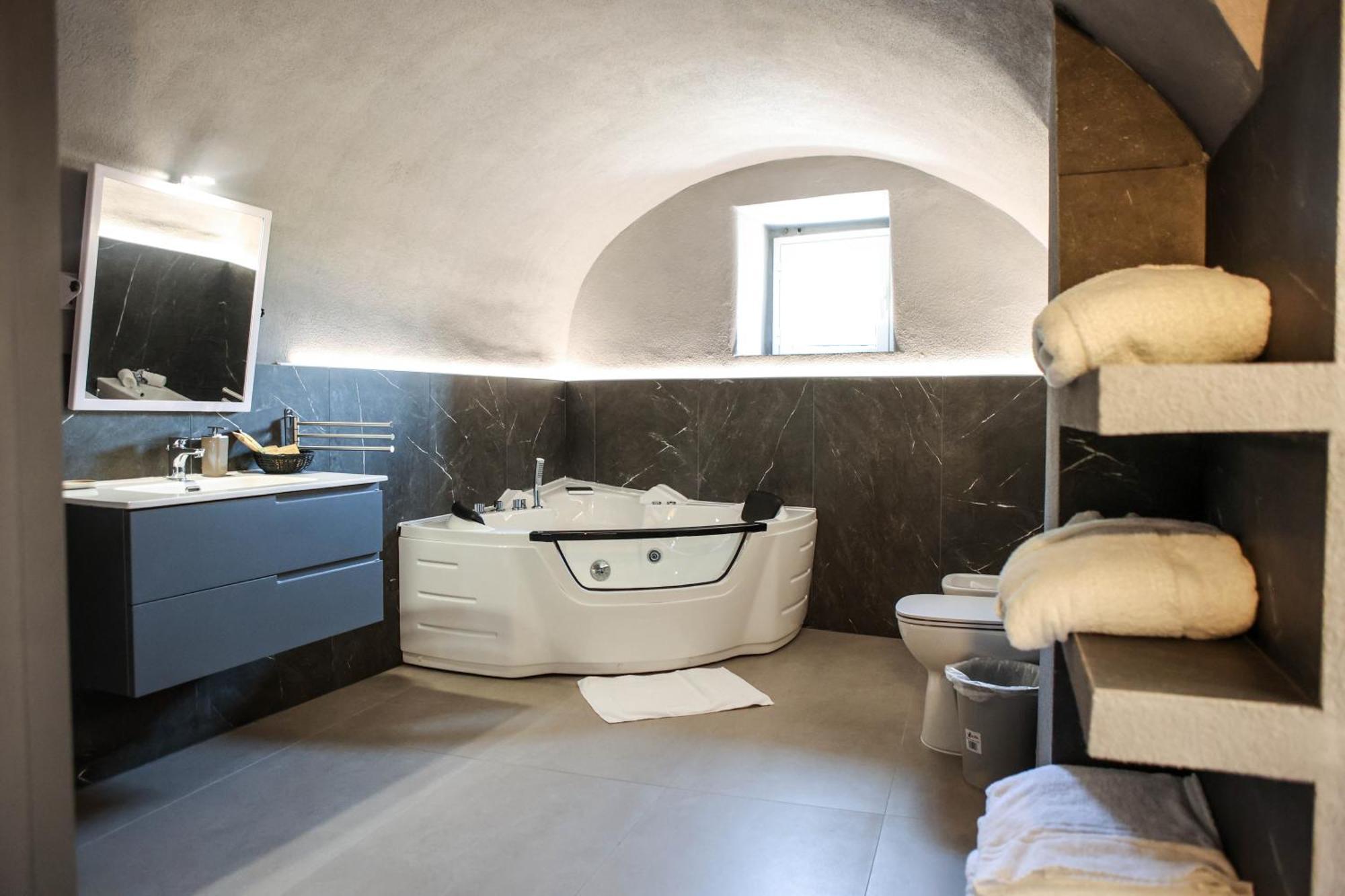 B&B Suites&Rooms Piazza Dei Martiri คาตาเนีย ภายนอก รูปภาพ