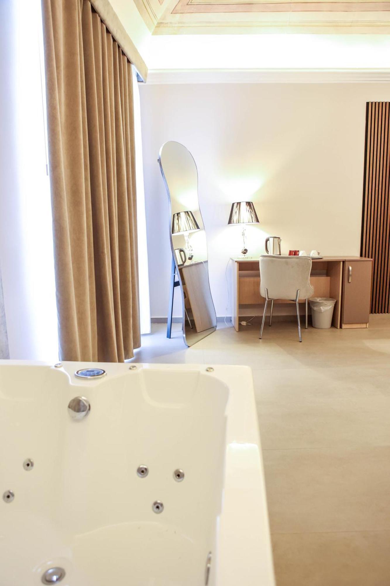 B&B Suites&Rooms Piazza Dei Martiri คาตาเนีย ภายนอก รูปภาพ