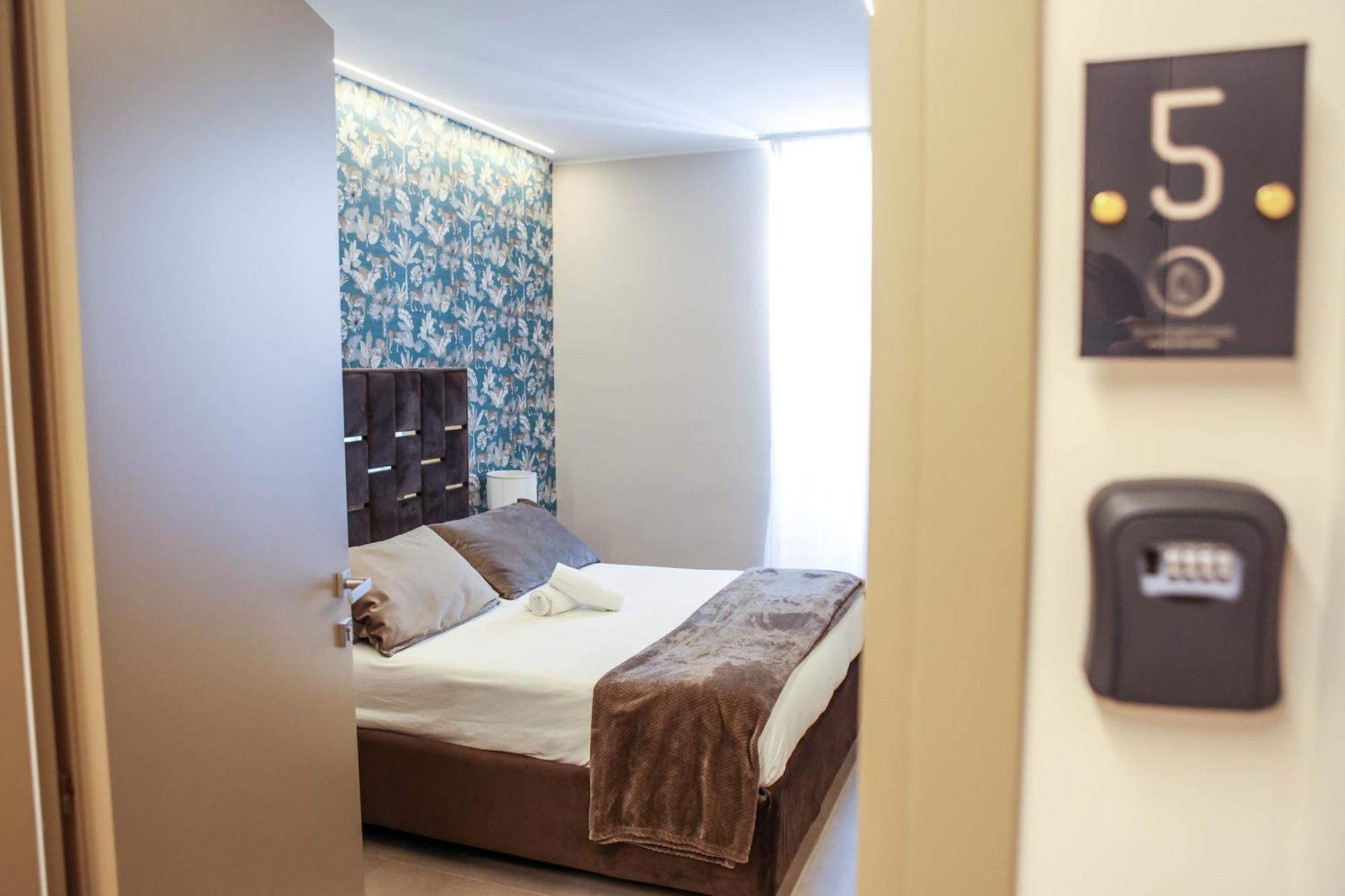 B&B Suites&Rooms Piazza Dei Martiri คาตาเนีย ภายนอก รูปภาพ