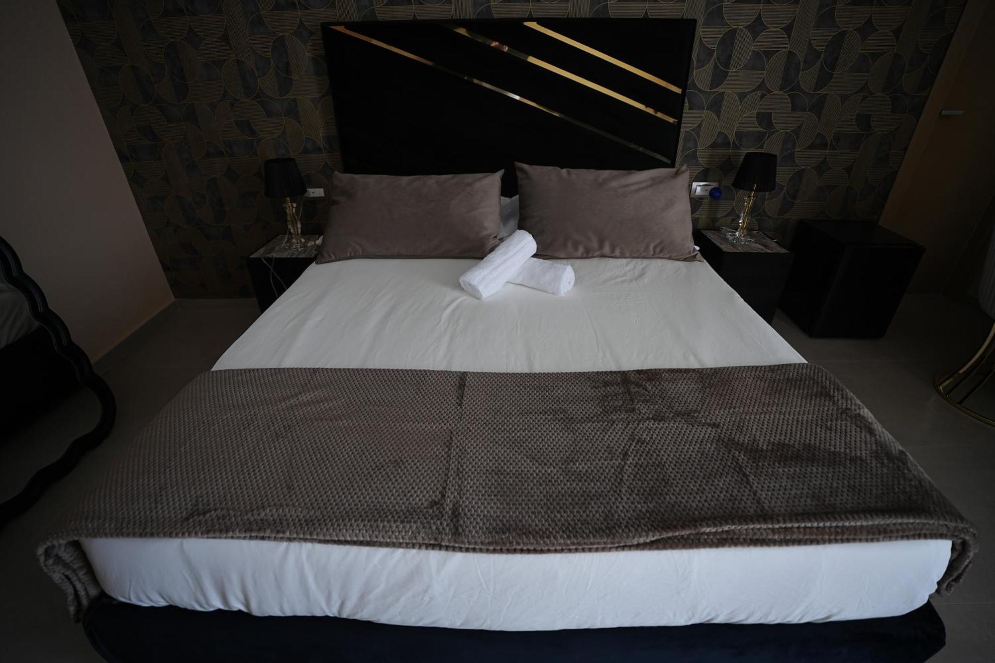 B&B Suites&Rooms Piazza Dei Martiri คาตาเนีย ภายนอก รูปภาพ